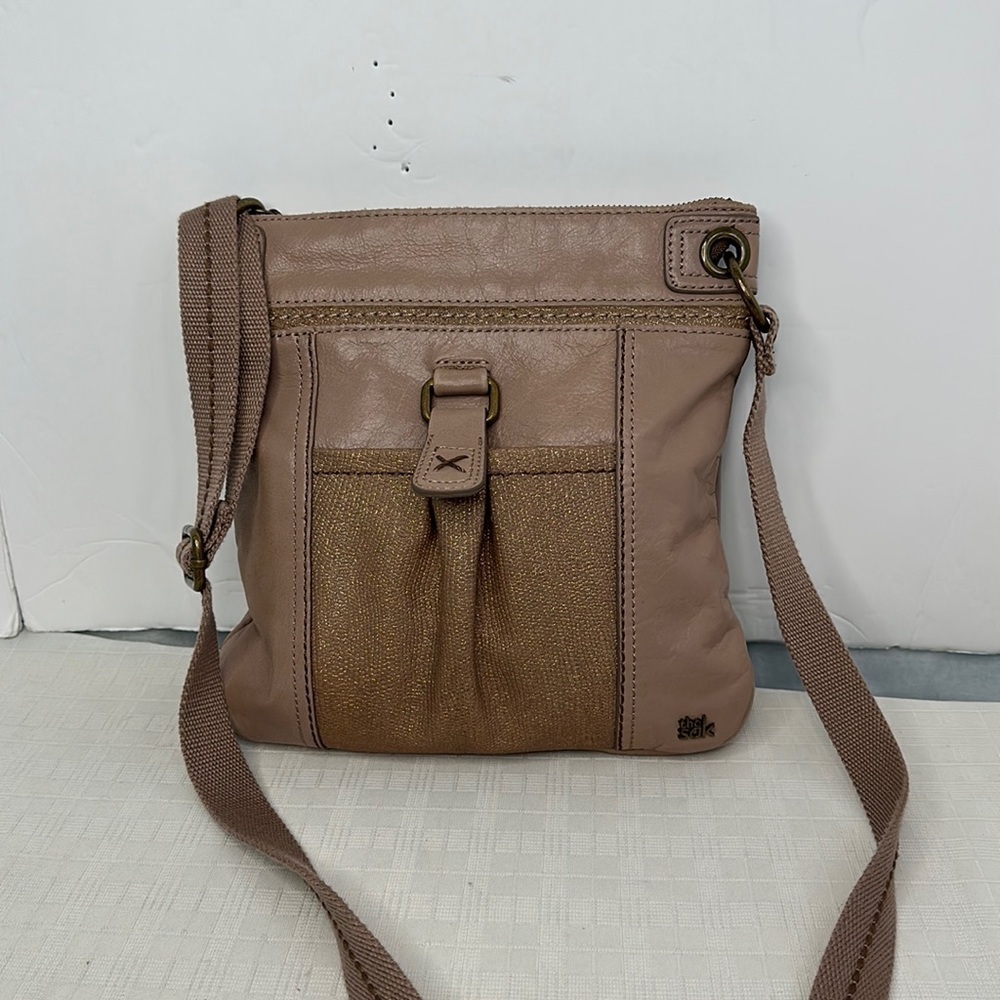 The Sak Iris crossbody in rose gold